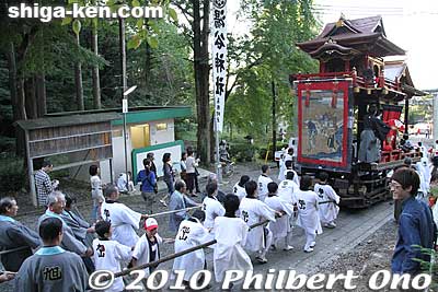 Heading for the shrine entrance.
Keywords: shiga maibara hikiyama kabuki floats matsuri festival boys 