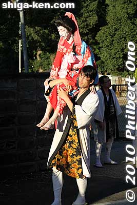 They stop to offload the boys.
Keywords: shiga maibara hikiyama kabuki floats matsuri festival boys 
