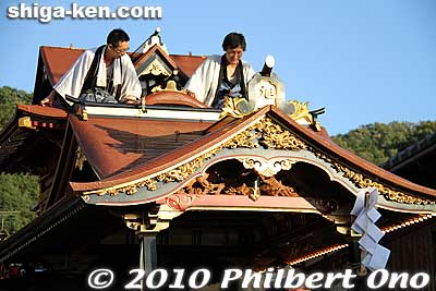 Two men on the hikiyama float's roof make sure overhead wires and cables are lifted out of the way.
Keywords: shiga maibara hikiyama kabuki floats matsuri festival boys 