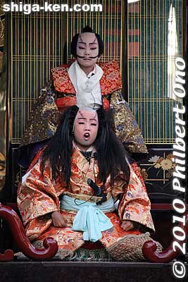 They perform the same play.
Keywords: shiga maibara hikiyama kabuki floats matsuri festival boys 