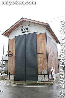 Storehouse for the Juzan hikiyama float.
Keywords: shiga maibara hikiyama kabuki floats matsuri festival boys 