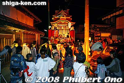 The Maihara Hikiyama Matsuri is also held at night. They perform once or twice after dark. This is the Sho-ouzan float. 松翁山
Keywords: shiga maibara hikiyama kabuki floats matsuri festival boys