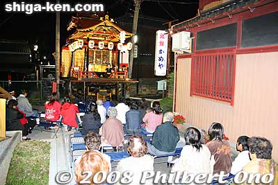 A lot less people at night.
Keywords: shiga maibara hikiyama kabuki floats matsuri festival boys 