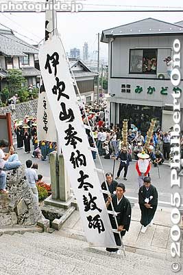 Up the stairs to the shrine grounds
Keywords: shiga prefecture maibara ibuki taiko drum festival