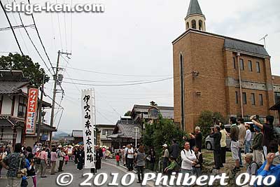 The festival started at noon near the Ueno Kaikan Hall (brown building on right). [url=http://goo.gl/maps/pmk2m]MAP[/url]
Keywords: shiga maibara ibuki-yama taiko drummers dancers festival matsuri