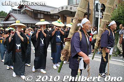 The torch bearers are followed by male flute players.
Keywords: shiga maibara ibuki-yama taiko drummers dancers festival matsuri 