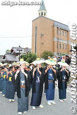 Ibuki-yama Taiko Drum Procession in front of Ueno Kaikan Hall.
Keywords: shiga maibara ibuki-yama taiko drummers dancers festival matsuri 