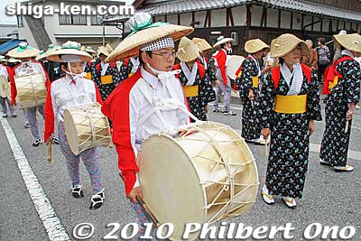 Women dancers and taiko drum players.
Keywords: shiga maibara ibuki-yama taiko drummers dancers festival matsuri 