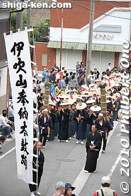 Finally, they are in sight of Sannomiya Shrine.
Keywords: shiga maibara ibuki-yama taiko drummers dancers festival matsuri