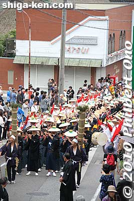 It took them about 90 min. to reach the shrine.
Keywords: shiga maibara ibuki-yama taiko drummers dancers festival matsuri