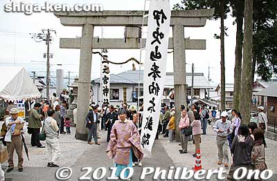 The procession is met by the shrine priest.
Keywords: shiga maibara ibuki-yama taiko drummers dancers festival matsuri