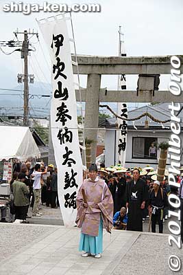 Greeted and led by the shrine priest, the taiko drum procession starts to enter the shrine grounds.
Keywords: shiga maibara ibuki-yama taiko drummers dancers festival matsuri