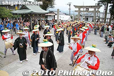 The various groups in the procession enter the shrine grounds after going up the steps and pass through the torii gate.
Keywords: shiga maibara ibuki-yama taiko drummers dancers festival matsuri
