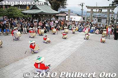 After a while, they sat down and rested while a few speeches were given.
Keywords: shiga maibara ibuki-yama taiko drummers dancers festival matsuri