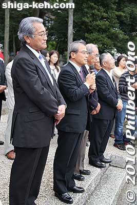 The mayor of Maibara, holding a microphone, says a few words.
Keywords: shiga maibara ibuki-yama taiko drummers dancers festival matsuri