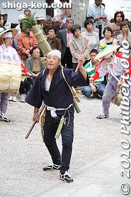 Even the torch bearers danced along.
Keywords: shiga maibara ibuki-yama taiko drummers dancers festival matsuri