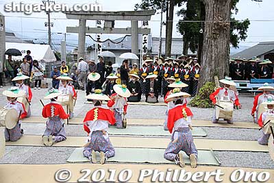 They also performed while sitting on straw mats.
Keywords: shiga maibara ibuki-yama taiko drummers dancers festival matsuri