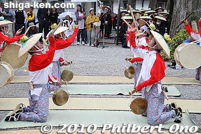 Also see the [url=http://www.youtube.com/watch?v=gU0sV3puYJs]video at YouTube[/url].
Keywords: shiga maibara ibuki-yama taiko drummers dancers festival matsuri