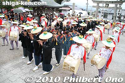 For the finale, they all approached the shrine hall and performed.
Keywords: shiga maibara ibuki-yama taiko drummers dancers festival matsuri