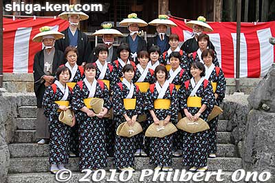 Women background singers.
Keywords: shiga maibara ibuki-yama taiko drummers dancers festival matsuri