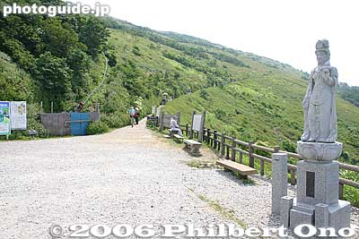 West Hiking Trail is most popular for hiking to the summit. 西遊歩道
Keywords: shiga maibara mt. ibukiyama mountain ibuki summit