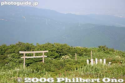 Torii and gravesite along the East Hiking Trail
Keywords: shiga maibara mt. ibukiyama mountain ibuki summit