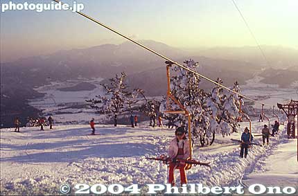Skiing on Mt. Ibuki at the 3rd station. How it looked in the good old days.
Keywords: shiga maibara mt. ibukiyama mountain ibuki skiing snow