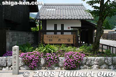Kashiwabara-juku is the sixtieth station or post town (shukuba) of the sixty-nine stations on the Nakasendo Road. It is the first Nakasendo station in Shiga (following Imasu-juku in Gifu), and one of ten Nakasendo stations in Shiga.
Keywords: shiga maibara kashiwabara