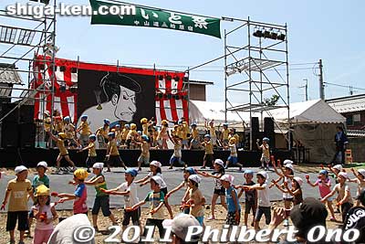 Yaito Matsuri stage entertainment by local kindergarteners.
Keywords: shiga maibara kashiwabara-juku nakasendo shukuba