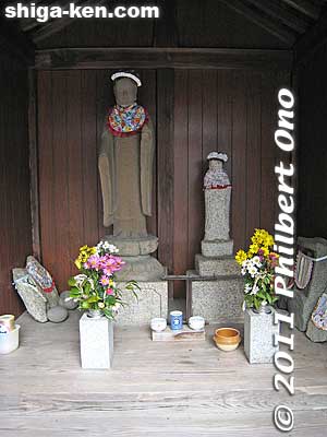 Terutehime-kasa Jizo is the smaller statue on the right. 照手姫笠地蔵
Keywords: shiga maibara kashiwabara-juku nakasendo shukuba