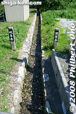 Prefectural boundary between Gifu (Imasu) and Shiga (Kashiwabara) is this narrow groove. The cross-border bedtime chatter in the old days gave this place the name Nemonogatari-no-Sato.
Keywords: shiga maibara kashiwabara-juku nakasendo shukuba imasukash