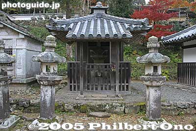 Keywords: shiga maibara kashiwabara kiyotaki tokugen-in temple kyogoku clan fall foliage autumn leaves gravestone