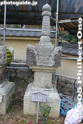 The first Kyogoku grave, that of Ujinobu, the founder of the Kyogoku Clan.
Keywords: shiga maibara kashiwabara kiyotaki tokugen-in temple kyogoku clan fall foliage autumn leaves graves