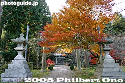 Adjacent to Tokugen-in temple is Kiyotaki Jinja Shrine with stone lanterns.
Keywords: shiga maibara kashiwabara kiyotaki tokugen-in temple kannon stone statuesfall foliage autumn leaves
