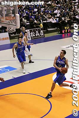 Ryan Rourke goes for a successful layup.
Keywords: shiga maibara lakestars basketball game bj-league 