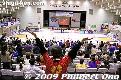 They are cheering "YMCA."
Keywords: shiga maibara lakestars basketball game bj-league 
