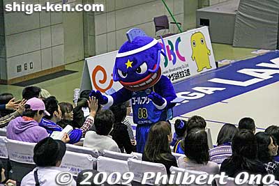 Team mascot Magnee, a catfish.
Keywords: shiga maibara lakestars basketball game bj-league 