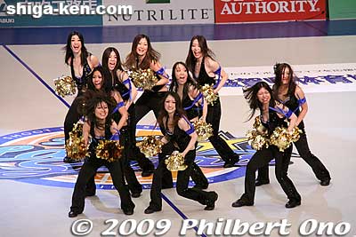Shiga LakeStars cheerleaders change their uniform and strut their stuff.
Keywords: shiga maibara lakestars basketball game bj-league cheerleaders