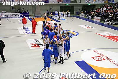 Opposing teams shake hands at the end of the game.
Keywords: shiga maibara lakestars basketball game 