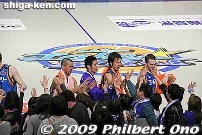 High fives with the crowd.
Keywords: shiga maibara lakestars basketball game 
