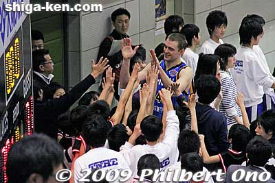 Ray gives a very high, high five.
Keywords: shiga maibara lakestars basketball game 