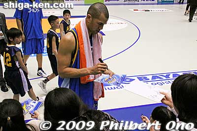 Bobby Nash gives autographs after the game.
Keywords: shiga maibara lakestars basketball game 