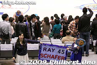 Ray's fans. And farewell to the LakeStars for 2008-09. I never saw them again this season. They won this game, but ended up in 5th place (out of 6 teams in the conference) and didn't make it to the playoffs.
Keywords: shiga maibara lakestars basketball game 