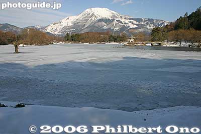 A frozen Mishima Pond (Mishima-Ike) and Mt. Ibuki in winter. The pond is small, but quite picturesque with Mt. Ibuki in the background. [url=http://goo.gl/maps/LNWZW]MAP[/url]
Keywords: shiga maibara mishima pond snow mt. ibuki mountain