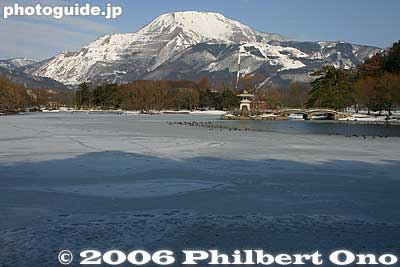 The oblong pond's circumference is about 780 meters. It was first created about 700 years ago as a water reservoir for agriculture. It is also a bird sanctuary.
Keywords: shiga maibara mishima pond snow mt. ibuki mountain