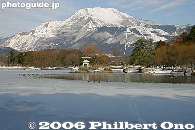 The pond is quite shallow, about 50 cm. It is one favorite destination for migratory birds including the Mallard duck. It is next to Mishima Shrine.
Keywords: shiga maibara mishima pond snow mt. ibuki mountain