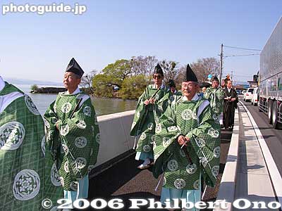 Procession along the shore of Lake Biwa
Keywords: shiga maibara nabe-kanmuri matsuri festival child procession