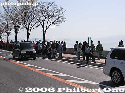 Procession along the shore of Lake Biwa
Keywords: shiga maibara nabe-kanmuri matsuri festival child