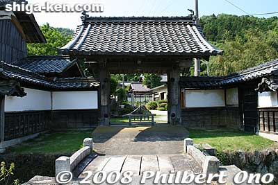 Kannonji temple in Maibara. It belongs to the Tendai Buddhist sect.
Keywords: shiga maibara kannonji temple tendai buddhist 