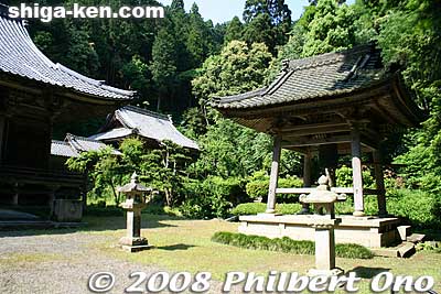Kannonji temple bell.
Keywords: shiga maibara kannonji temple tendai buddhist 